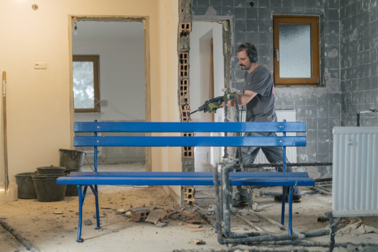 Haus, in dem Wände eingerissen werden und das mit dem Kredit für Umbau & Renovierung saniert wurde.