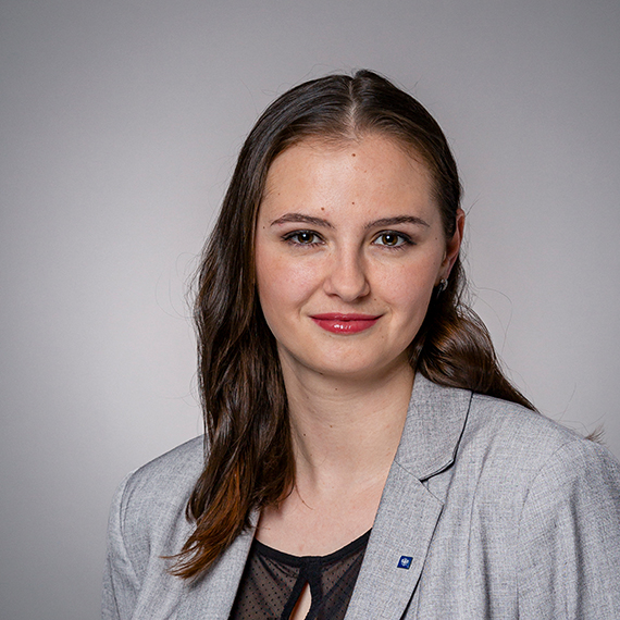 Portrait von  Jaqueline Erlacher , Co-Betreuerin Öffentliche Institutionen in der Hypo Tirol Bank, Standort Öffentliche Institutionen