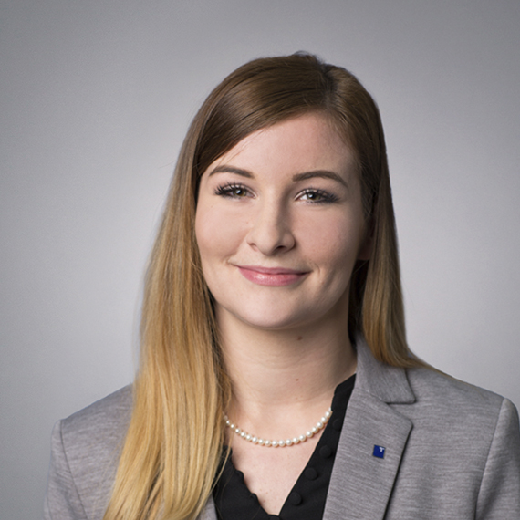 Portrait von  Sabrina Niklas-Fröhlich , Expertin WohnRaum in der Hypo Tirol Bank, Standort WohnRaum