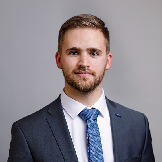 Portrait von Sebastian Schiefer MSc., REF Produktmanagement Veranlagung in der Hypo Tirol Bank, Standort Produktmanagement